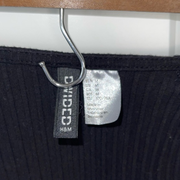 Long Sleeve Tee Cropped, Slit Sleeve Detail - Picture 3 of 5